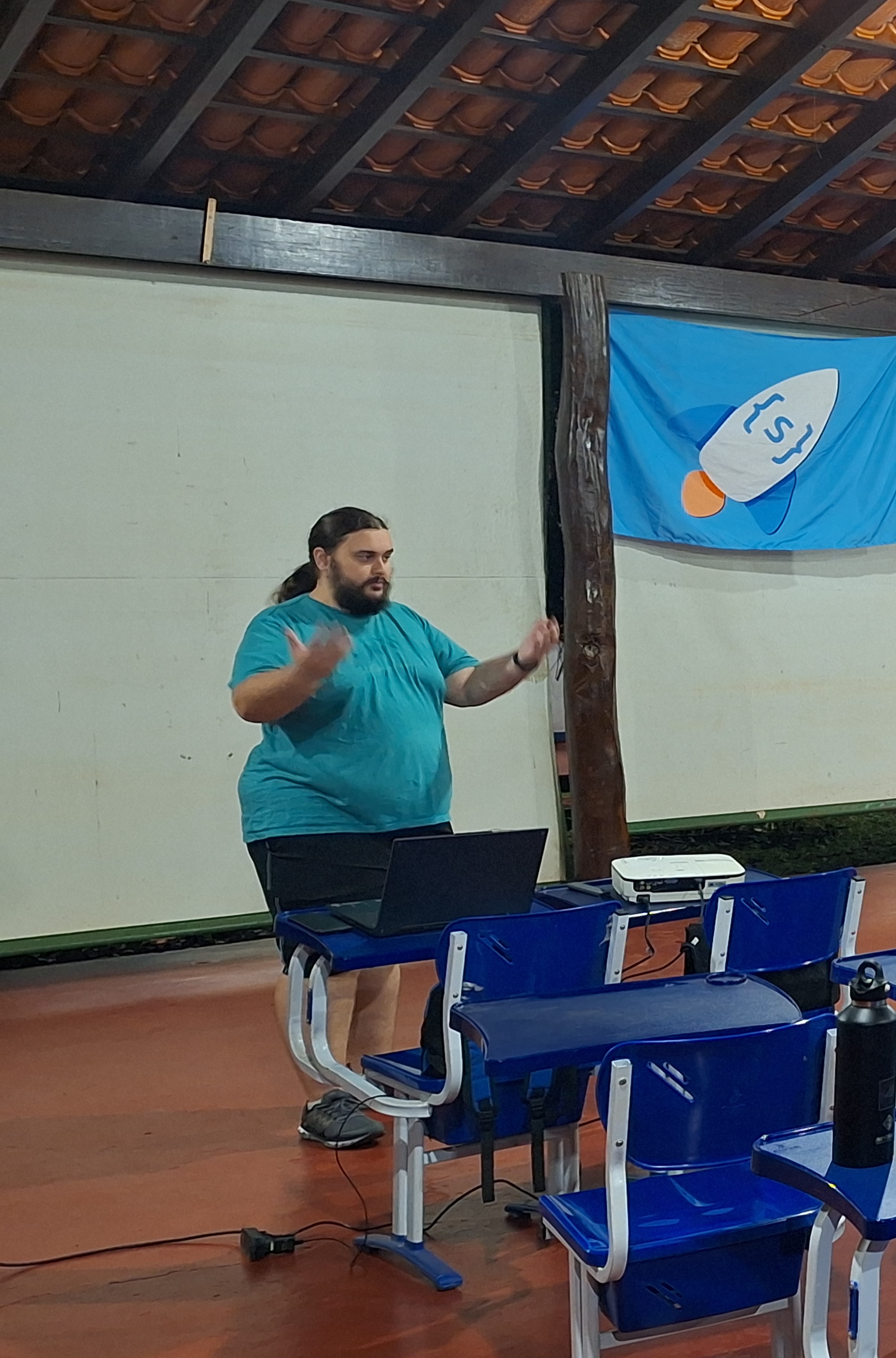 Cubo, ex-membro, da uma palestra da linha do tempo da Struct